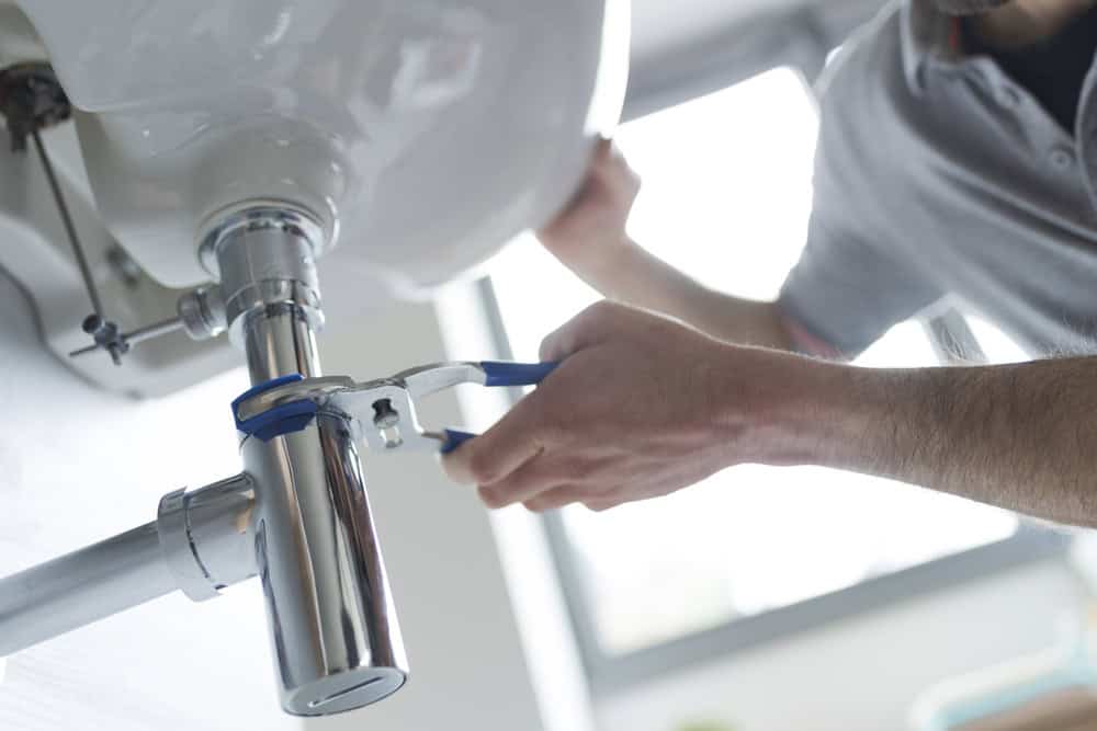 Kraaninstallatie voor sanitair en watertechniek, professioneel vakmanschap, sanitairsystemen, sanitair installatie door ervaren technicus.