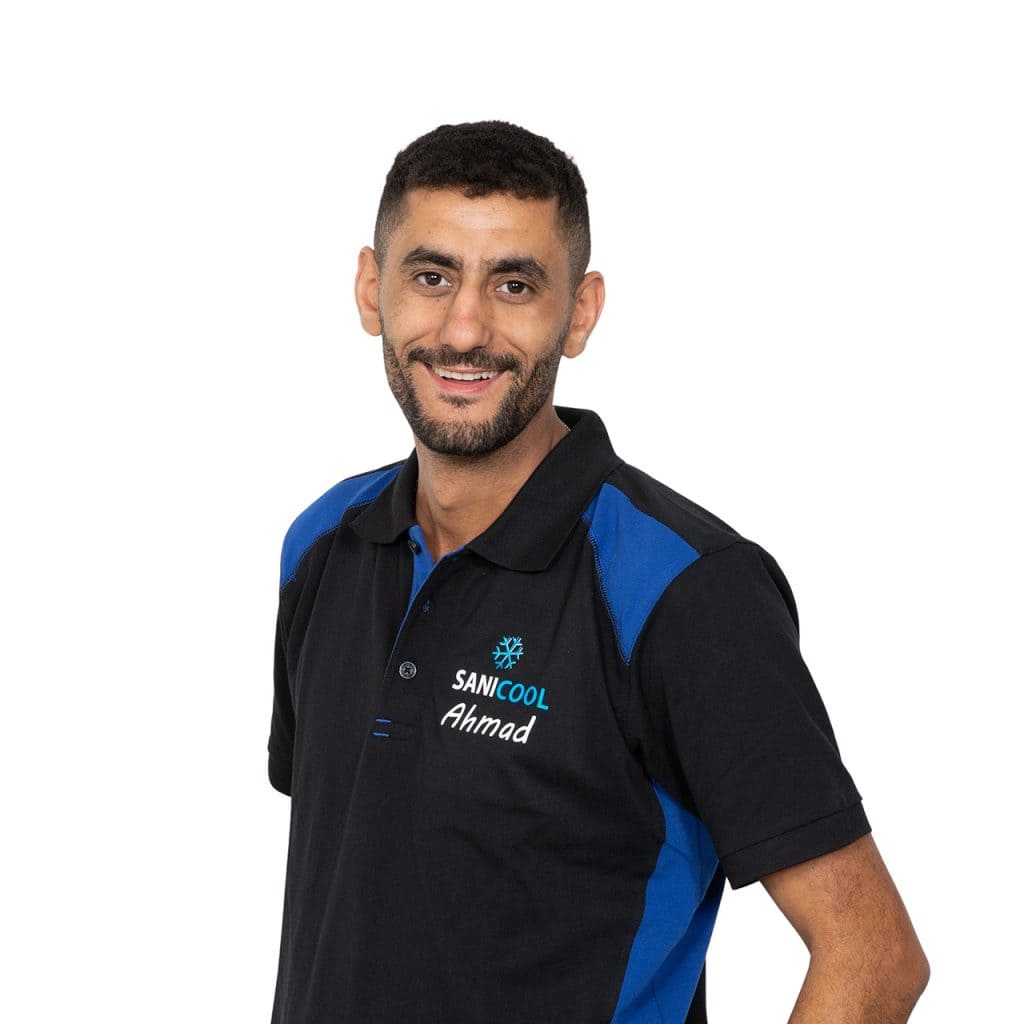 Werktuigmonteur in een blauwe en zwarte werkkleding voor sanitair en HVAC, met logo Sanigas, glimlachend en zelfverzekerd, professional in installatiewerkzaamheden, mannelijke technicus, focus op sanitair en koeling, vakman.