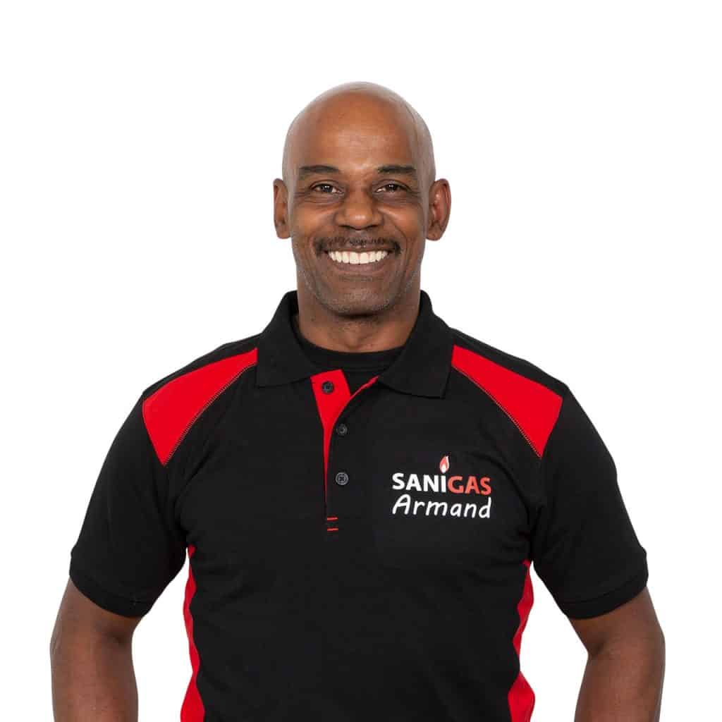 Professionele mannelijke medewerker van Sanigas in rood en zwart uniform met logo, glimlachend, klaar voor servicemissies, indoor, witte achtergrond.