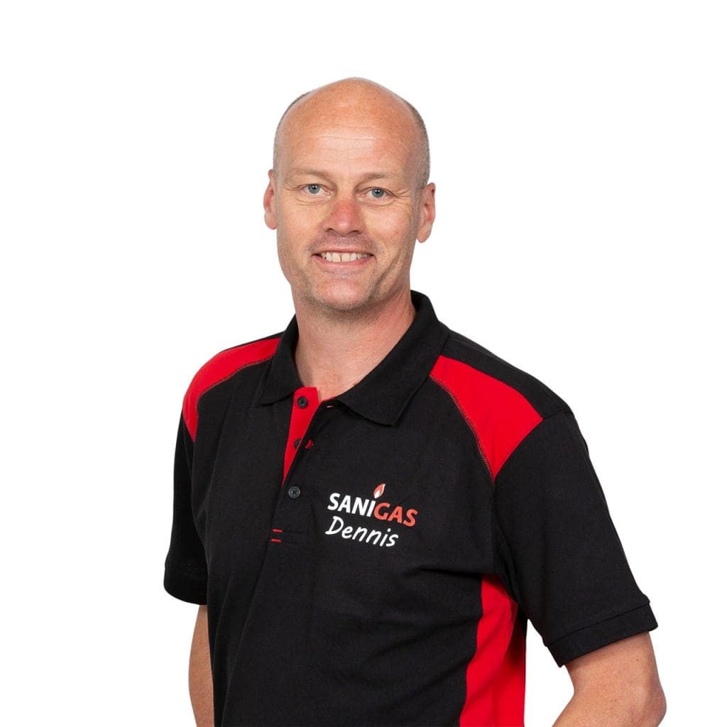 Personeelslid in bedrijfskleding van Sanigas, specialist in sanitaire en gasinstallaties, lachend en professioneel poseert voor promotional foto.