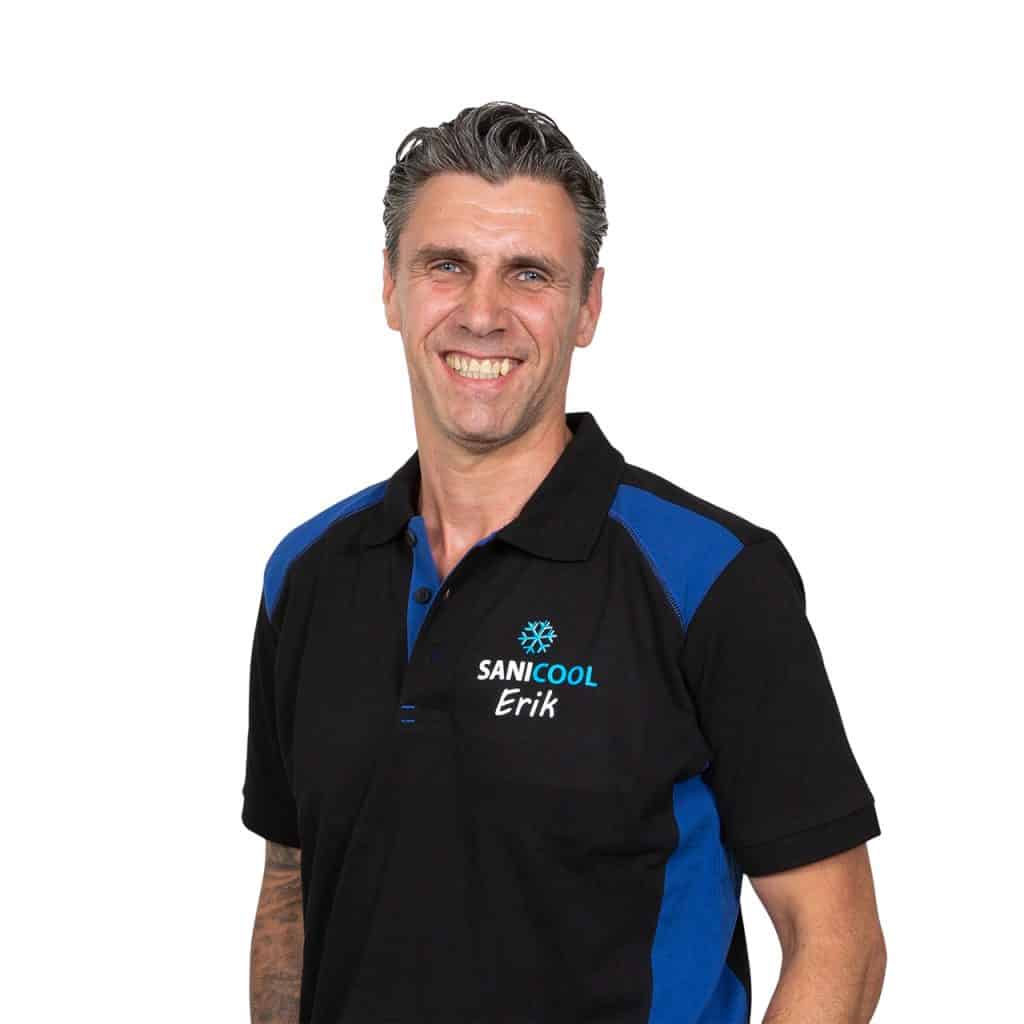 Professionele technicus van Sanigas met logo en naam op zwart en blauw bedrijfspolo. Expert in sanitaire en koeltechniek voor optimale installaties en service.