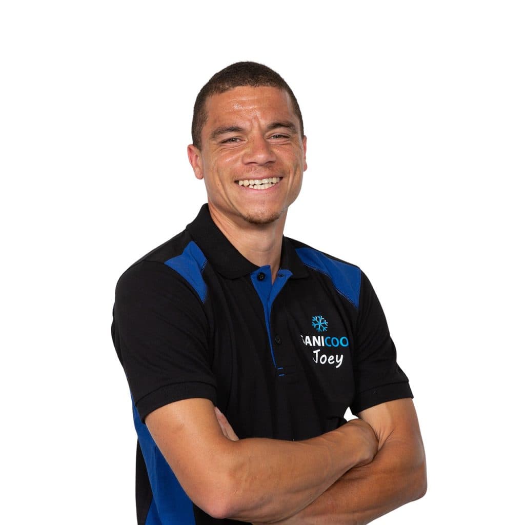 Efficiënte warmtepomp technicus, jongeman in bedrijfskleding met logo, professioneel en glimlachend, symboliseert betrouwbare duurzaamheid en klimaatbewustheid, ideaal voor SEO rond energie en verwarming.